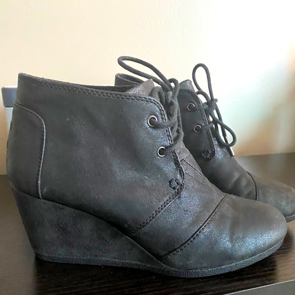 Black size 7 metallic toms wedges